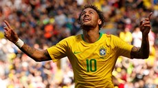 Brazilec Neymar slaví gól v přípravném utkání proti Chorvatsku.