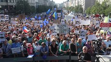 Demonstrace proti vládnutí Andreje Babie s podporou komunist s názvem Jednou...
