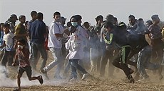 Razan Nadžárová (v pozadí) na místě střetů Palestiny a Izraele. (1. červen 2018)