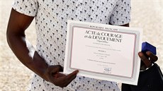 Mamoudou Gassama z Mali dostal od prezidenta Macrona uznání za hrdinství a...
