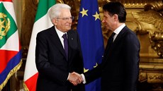 Nový italský premiér Giuseppe Conte (vpravo) sloil v prezidentském paláci...
