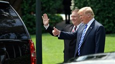 Americký prezident Donald Trump a ministr zahranií Mike Pompeo se louí se...