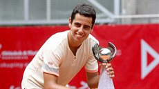 Jaume Munar ze panlska s trofejí pro vítze tenisového challengeru v...
