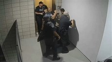 Arizontí policisté brutáln zmlátili mue u výtahu