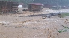 Blesková povode v Jestebí u Brtnice na Jihlavsku s sebou brala devo,...