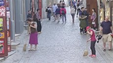 Brigádníci v Krumlov� p�edvád�jí normální �ivot