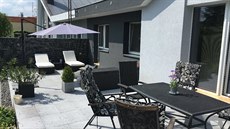 V horkých dnech bývá na terase s rozpálenou dla�bou a� nesnesiteln�.