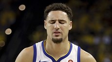 Klay Thompson z Golden State se zvedá po faulu ve finále NBA.