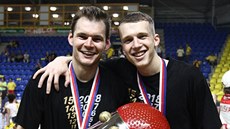 Jaromír Bohačík (vlevo) a Martin Kolář oslavili s Nymburkem český titul.