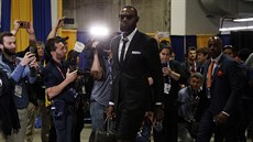 LeBron James z Clevelandu přichází na první finálový zápas NBA.