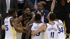 Tristan Thompson (v �erném) z Clevelandu se dostal do sporu s hrá�i Golden...