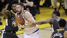 Kevin Love (v bílém) z Clevelandu se tlaí mezi Jordana Bella (vlevo) a Kevona...