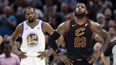 LeBron James (vpravo) z Clevelandu sleduje vývoj skóre a Kevin Durant z Golden...