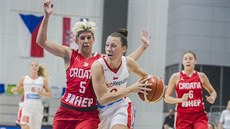 eská basketbalistka Lenka Bartáková (v bílém) míí k chorvatskému koi.