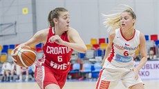 Česká basketbalistka Karolína Elhotová (vpravo) brání Ivu Slonjšakovou z...