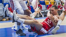 eská basketbalistka Dana Kulitová padá na palubovku v duelu s Chorvatskem.