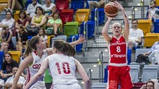 eská basketbalistka Petra Záplatová stílí na ko Chorvatska.