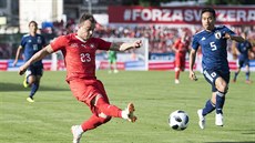 Xherdan Shaqiri (vlevo) ze výcarska bhem duelu s Japonskem. Stíhá ho Juto...