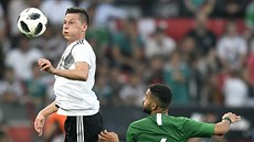 Julian Draxler (vlevo) z Nmecka a Mohammed Al-Breik ze Saúdské Arábie