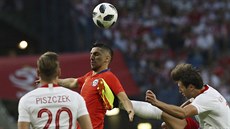 Lukas Piszczek (vlevo) z Polska sleduje souboj svého krajana Grzegorze...