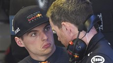 Nizozemský pilot Max Verstappen ze stáje Red Bull sleduje data z tréninku v...