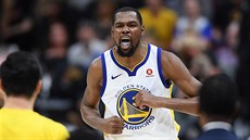 Kevin Durant z Golden State oslavuje svou úspnou finálovou akci.