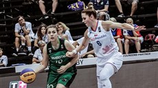 eská reprezentantka Romana Hejdová (vpravo) brání na MS ve 3x3 Nigjaru...