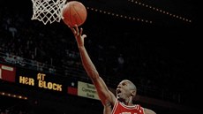 Rok 1991: Michael Jordan (23) z Chicago Bulls donáí mí do koe.