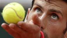 Srbský tenista Novak Djokovi servíruje ve tetím kole Roland Garros.