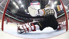 Washingtonský bek Michal Kempný pekonává ve tvrtém finále Stanley Cupu...