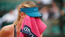 Ruska Maria arapovová si stírá pot z tváe pi tvrtfinále tenisového Roland...