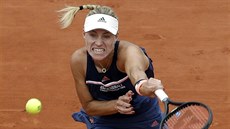Německá tenistka Angelique Kerberová servíruje během čtvrtfinále Roland Garros.