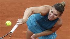 Podání v podání Rumunky Simony Halepové ve čtvrtfinále tenisového Roland Garros.