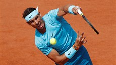 panlský tenista Rafael Nadal servíruje ve tvrtfinále Roland Garros.