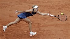 Nmka Angelique Kerberová se natahuje po míku ve tvrtfinále Roland Garros.