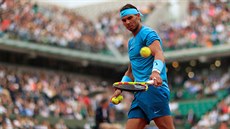 Španělský tenista Rafael Nadal si připravuje míčky na servis během čtvrtfinále...