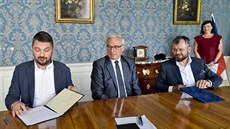 Děkan FAMU Zdeněk Holý (vlevo) na fotografii z podpisu memoranda o digitalizaci...