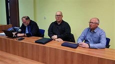 Známý praský advokát Tomá Sokol (zleva) zastupuje obalované Jana Doskoila a...