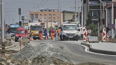 Dlouhá ulice v Plzni se po rekonstrukci otevře pro veškerou dopravu. Ubylo zde...