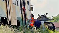Na železničním přejezdu v Chrástu u Plzně se  srazil vlak s osobním vozidlem....
