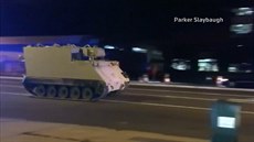 Americký gardista ukradl malý tank a dv hodiny ujídl policii