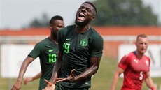Emoce nigerijského obránce Johna Ogua bhem pípravného zápasu proti esku.