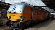 Lokomotiva Siemens Vectron spolenosti Regiojet v ele vlaku RJ 1012 po...