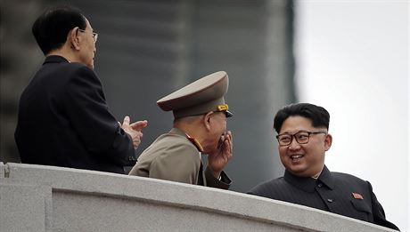 Severokorejský vdce Kim ong-un na vojenské pehlídce v Pchjongjangu (10....