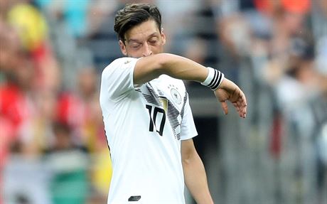 Mesut Özil z Nmecka si otírá tvá bhem zápasu mistrovství svta s Mexikem.
