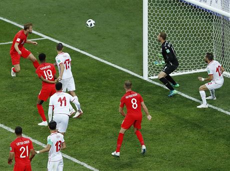 KLÍOVÝ MOMENT. Harry Kane stílí rozhodující gól v utkání Anglie proti Tunisku...