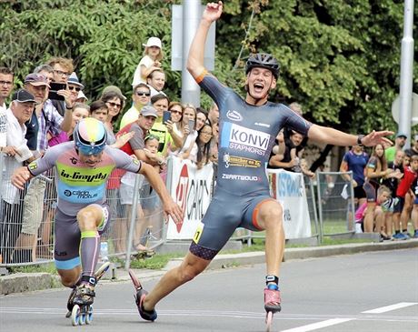 Nizozemec Marthijn Mulder (vpravo) ve finii ostravského závodu Svtového...
