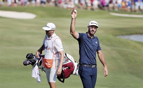 Americký golfista Dustin Johnson mává divákm na turnaji St. Jude Classic v...