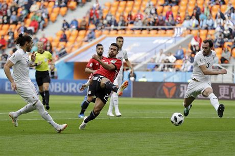 Egyptský záloník Trézéguet pálí na bránu v utkání s Uruguayí. Jeho pokus z...