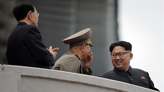 Severokorejský vůdce Kim Čong-un na vojenské přehlídce v Pchjongjangu (10....